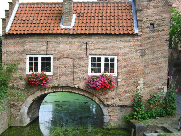 Canal house spanning canal, Delft